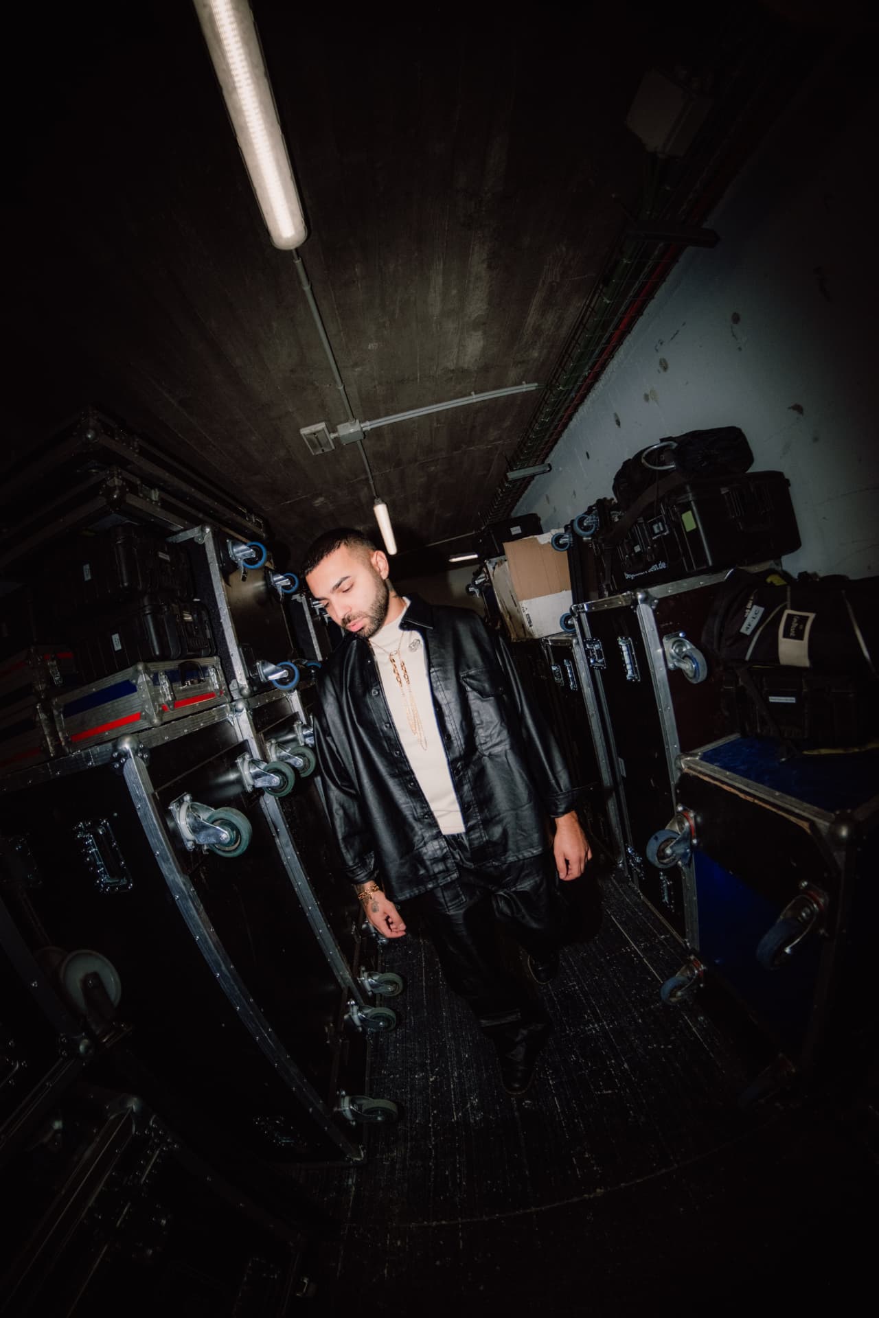 Fabrizio Caglioti nel backstage tra i flight case dell'attrezzatura