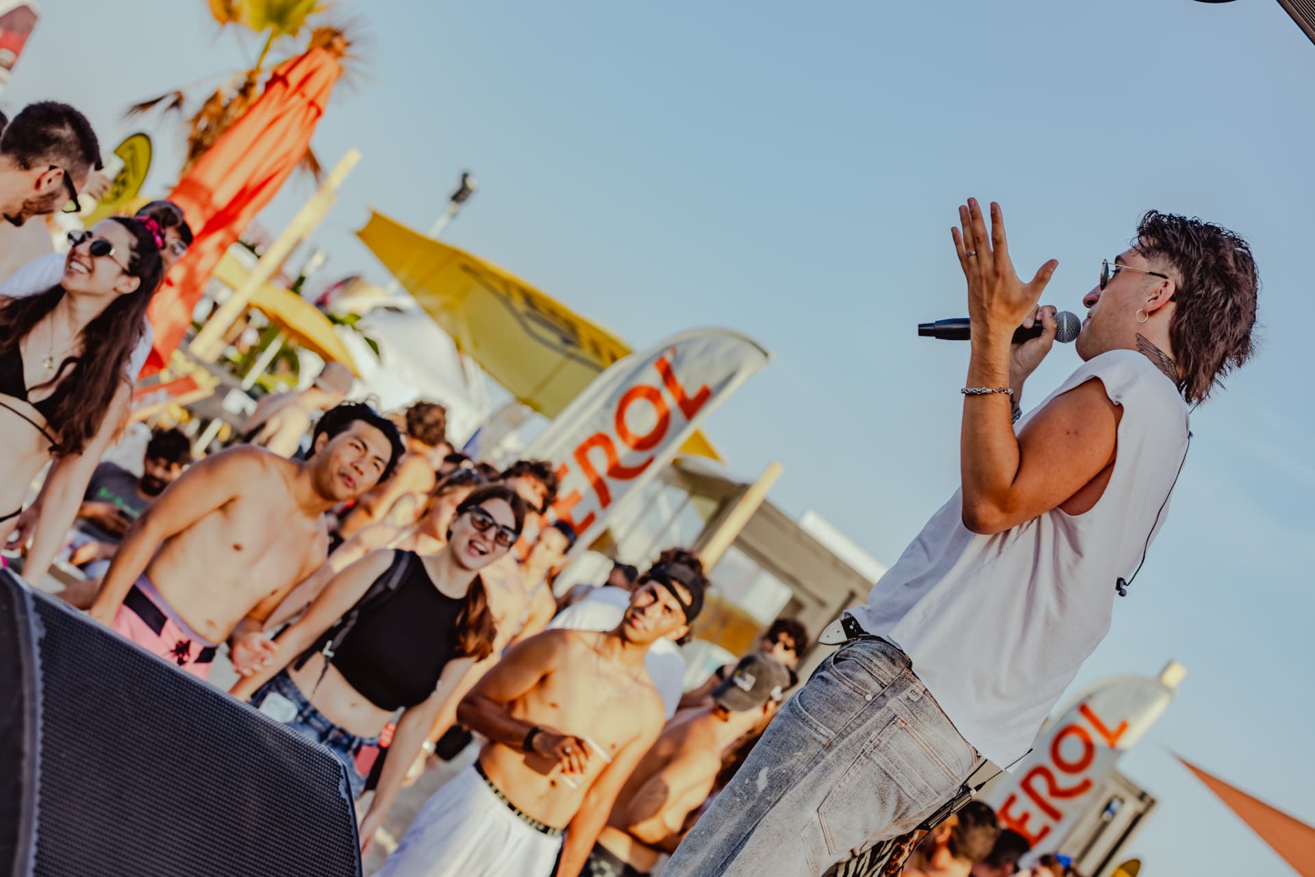 Live all'aperto: pubblico davanti al palco durante un set