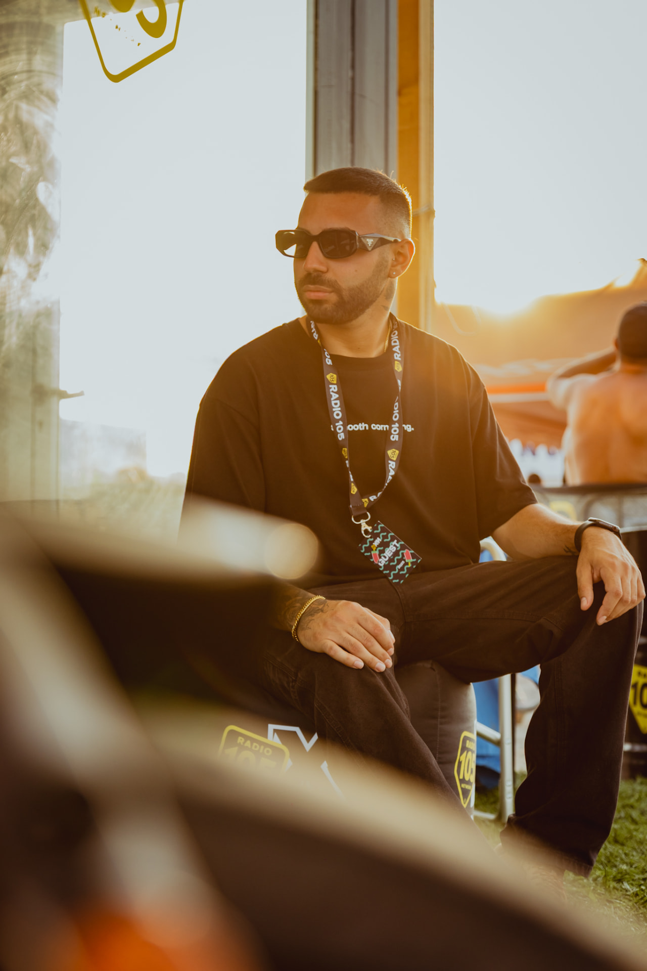 Fabrizio Caglioti (KAJ) durante un evento, controluce al tramonto